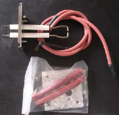 Zündelektrode von Remeha mit zwei elektrischen Anschlüssen und Anschlusskabel. Zubehörteile in Folie verpackt, darunter eine Metallplatte und weitere Kabel.